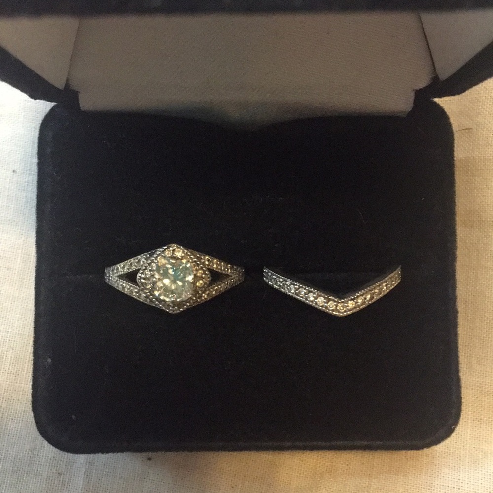 Vintage-Style Diamond Wedding Band Set